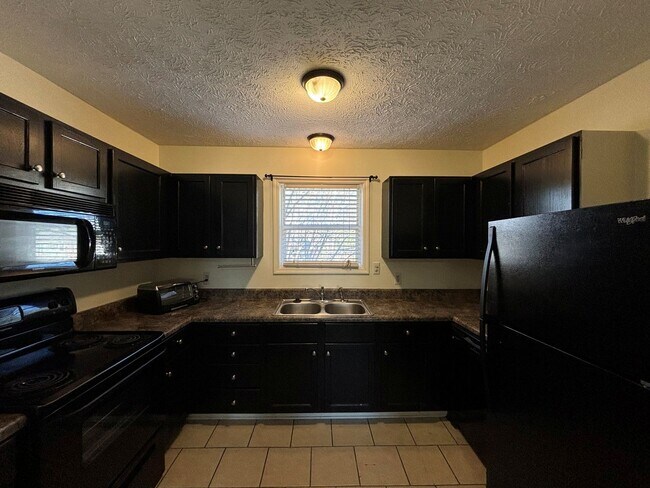 Foto del edificio - VILLAGE NORTH CONDO- 426 N. Donahue #14