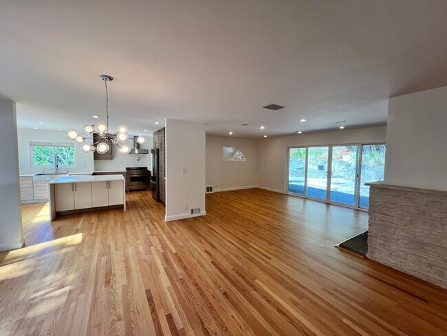 Building Photo - BEAUTIFUL FOUR BEDROOM THREE  BATH GREENBR...