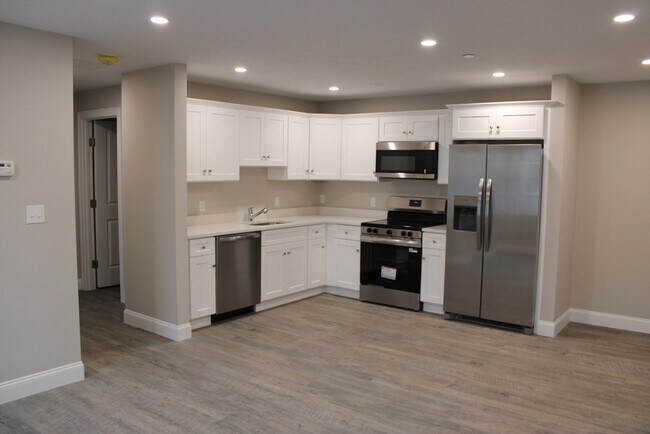 Building Photo - 192 Central St