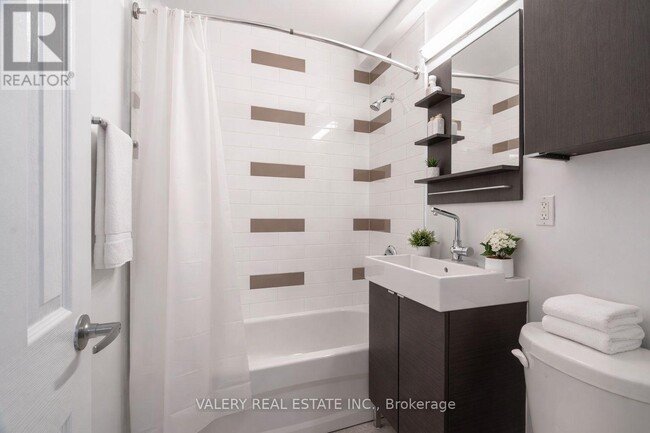 Building Photo - 161 St George St