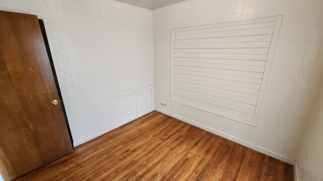 Building Photo - Cute 2 bedroom, 1 bathroom house with fenc...