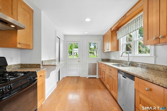 Building Photo - 290 Soundview Ave