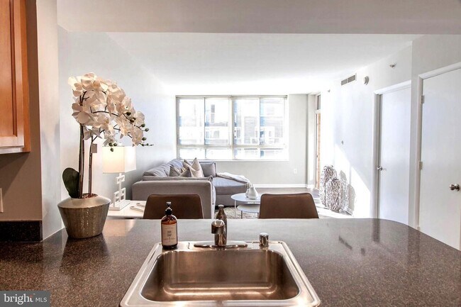 Foto del edificio - Bright 1BR with Parking Included, Minutes from The Wharf!