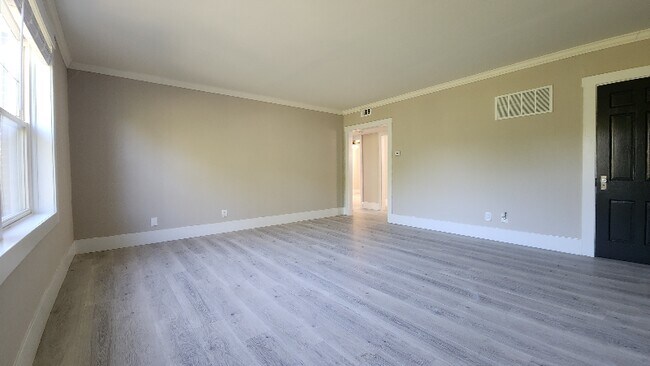 Building Photo - 803 Westwood Dr