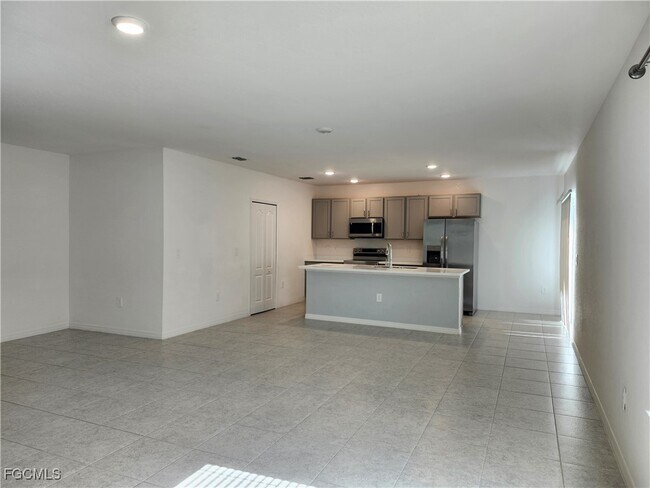Building Photo - 413 SE 13th Pl