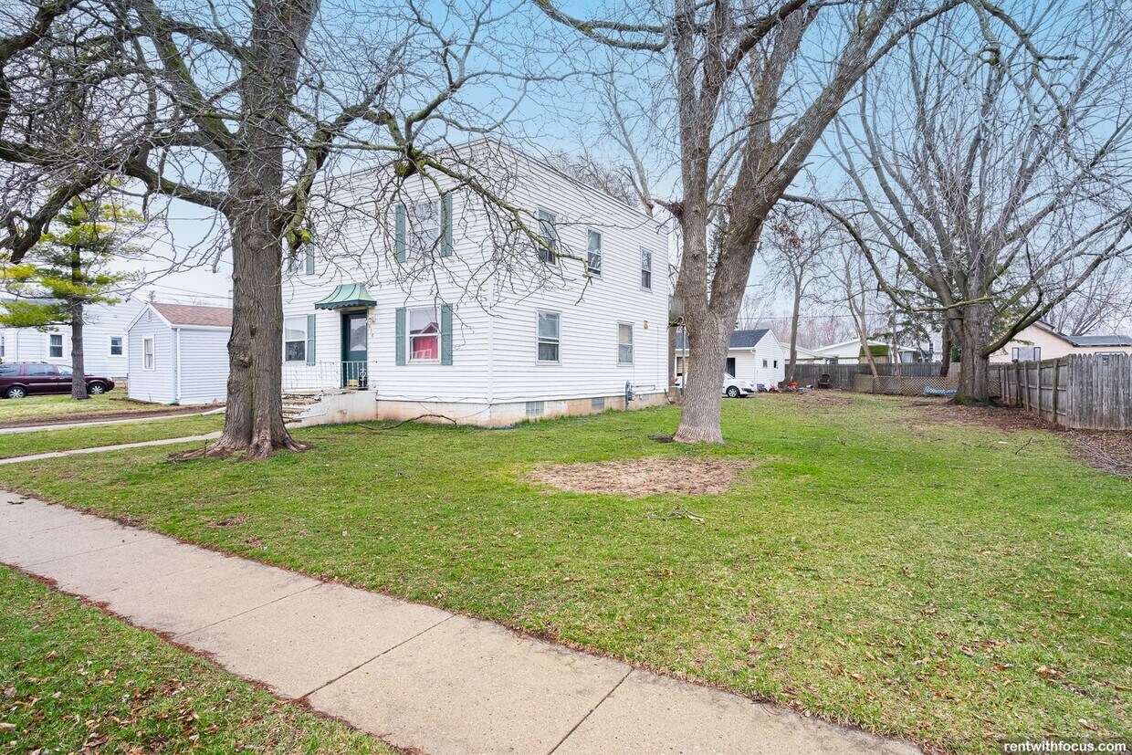 Building Photo - 610 Maple St