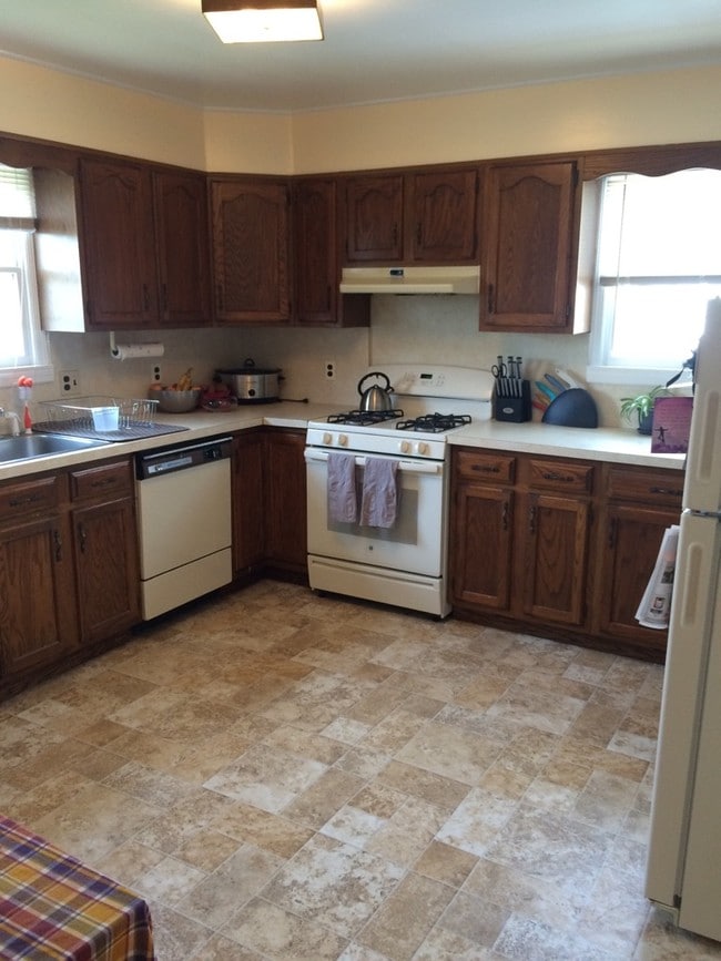 Building Photo - 14 Westview Ave