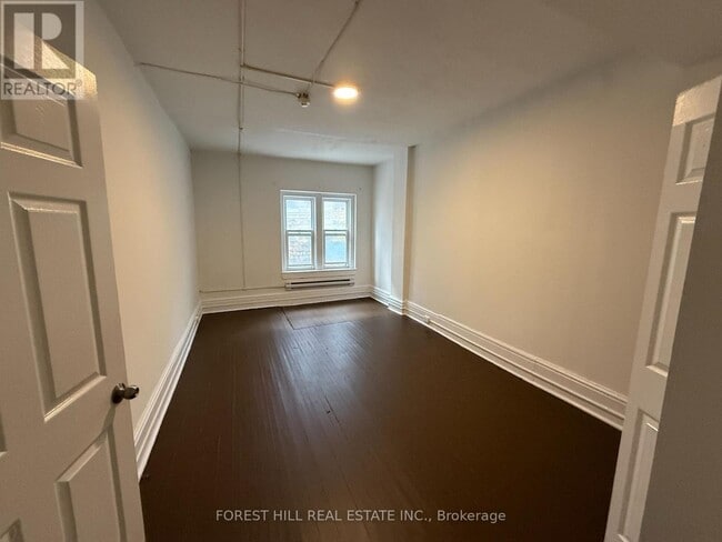 Building Photo - 132 Dundas St E