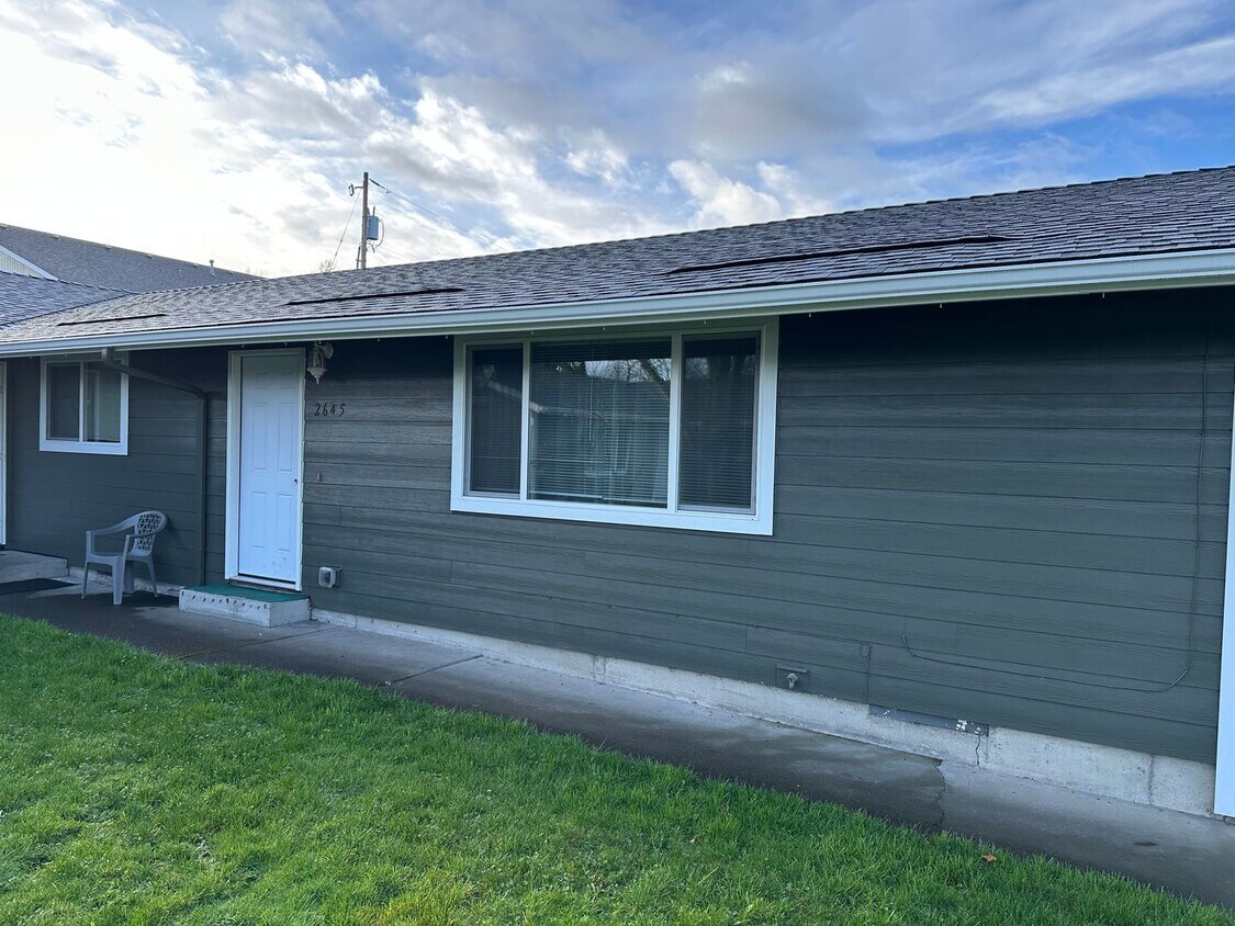 Primary Photo - Nice clean unit of a duplex with a 1-car g...