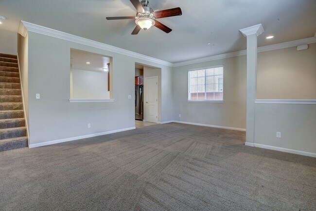 Foto del edificio - BEAUTIFUL 4 BED 2.5 BATH HOME IN REDDING -...