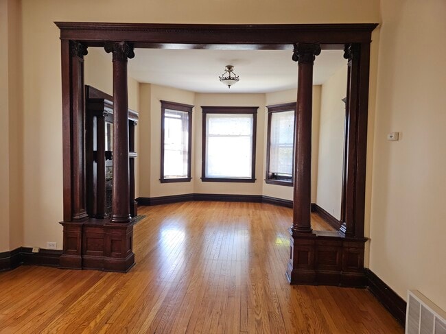 Building Photo - 2115 N Sawyer Ave