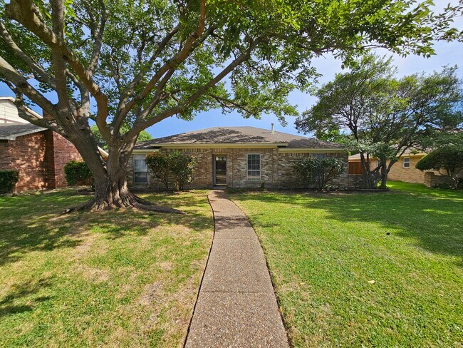 Mature trees provide plenty of shade - 1706 Hanover Dr
