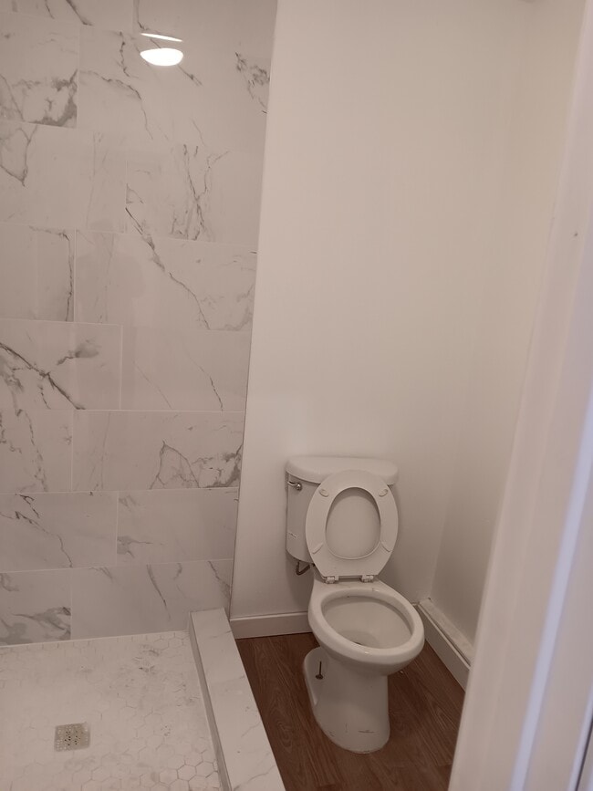 Toilet - 44277 Carolside Ave