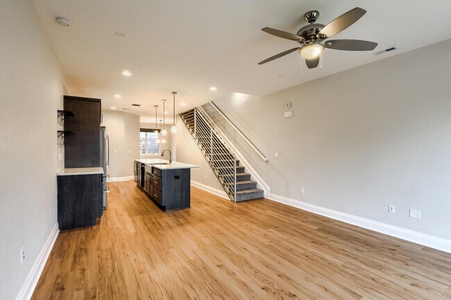 Building Photo - Three Bedroom Townhome in Denver