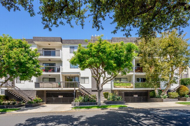 Foto del edificio - 635 E Elmwood Ave