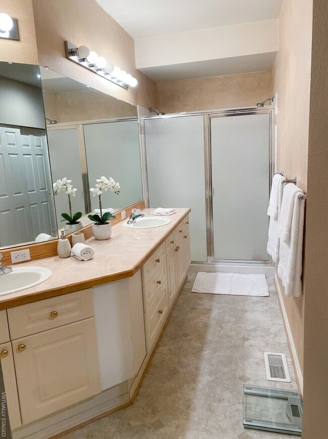 Building Photo - Bright & Spacious English Cove Condo