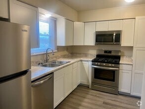 Building Photo - 2904-2910 Tamarack Dr