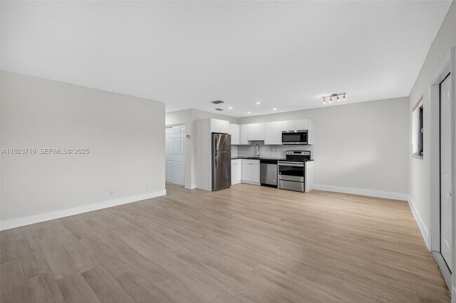 Foto del edificio - 615 NE 26th St