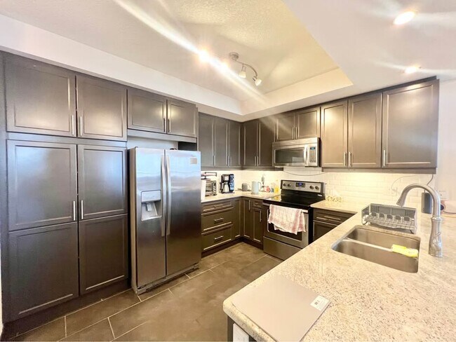Photo du bâtiment - Modern 2-Bed, 2-Bath Fully Furnished Condo...