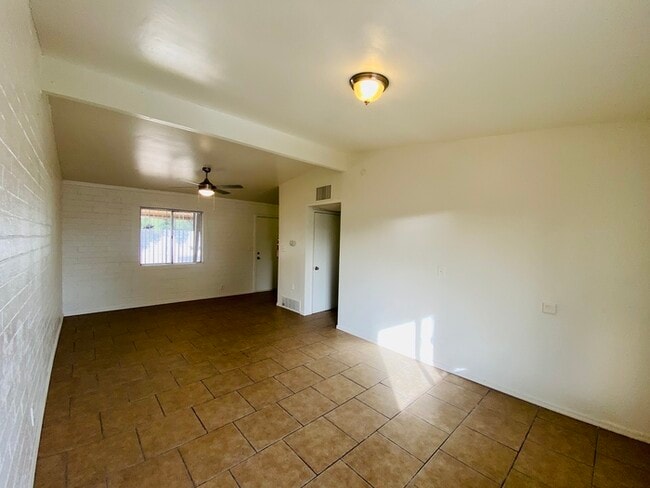 Building Photo - 1st Floor Corner 1 Bedroom Home with Backy...