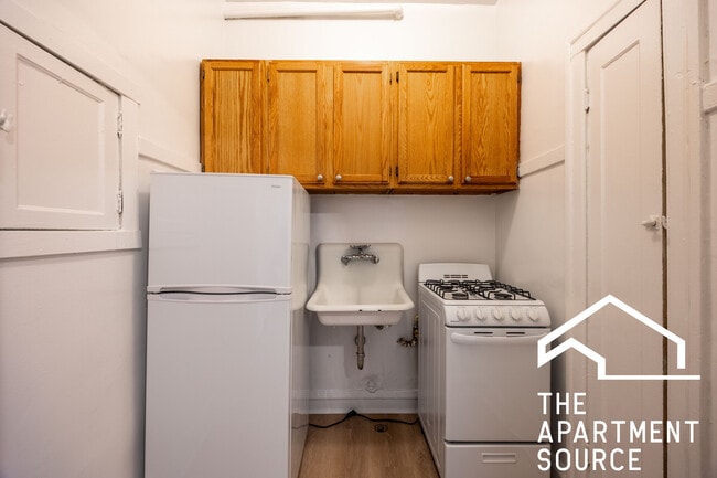 Building Photo - 2532 N Sawyer Ave