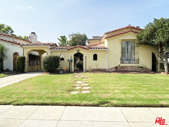 Building Photo - 203 N Doheny Dr