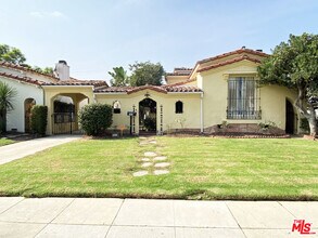 Building Photo - 203 N Doheny Dr