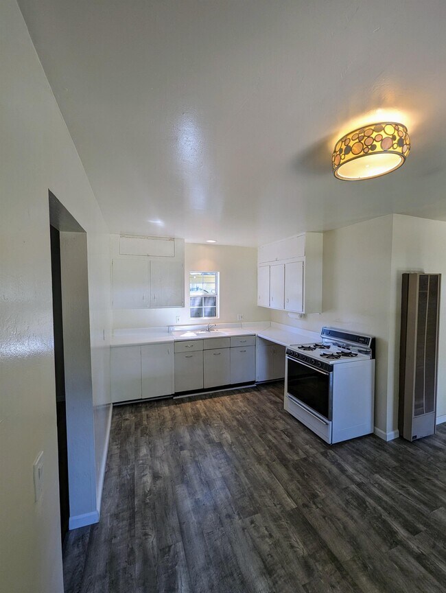 Building Photo - 10886 Pine Hill Dr