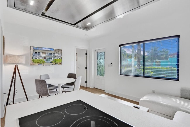 Building Photo - 333 Walnut St