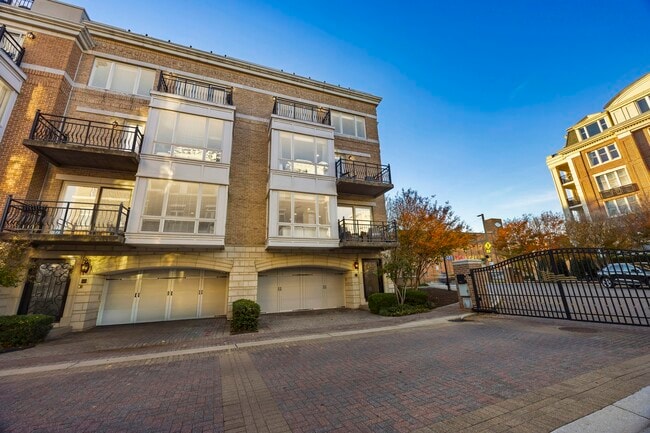 Foto del edificio - 900 Valencia Ct