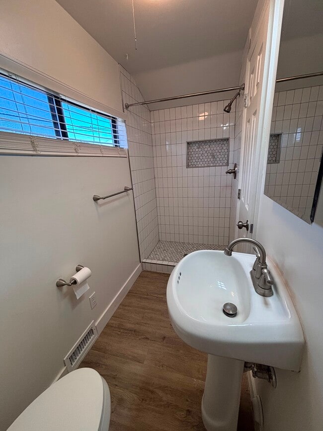 Building Photo - 331 N Mount Vernon Ave