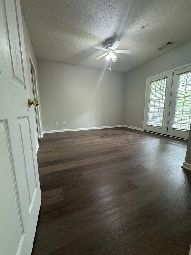 Foto del edificio - 6118 Woodland Ln