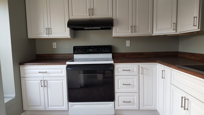 Foto del edificio - Spacious 3 Bedroom, 1 Bath Townhome in Hav...