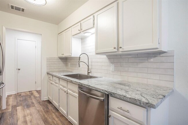 Building Photo - 8715 Pineridge Dr