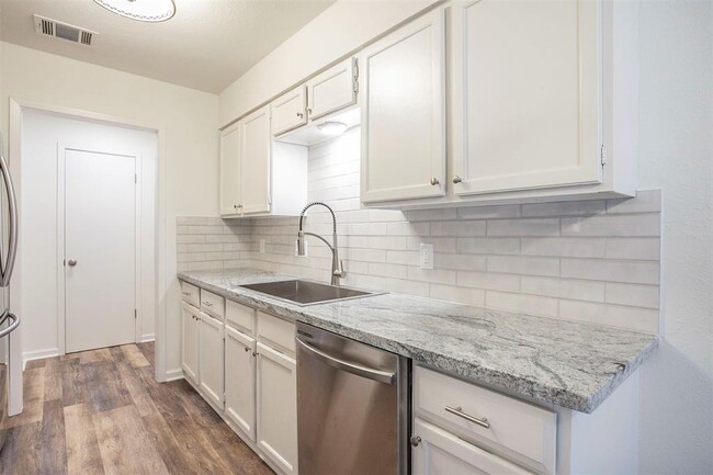 Foto del edificio - 8715 Pineridge Dr