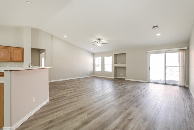 Building Photo - 1075 Silver Star St