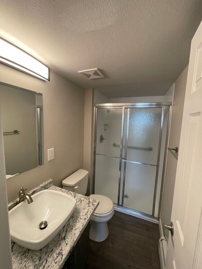 Building Photo - Spacious 2 Bed, 2 Bath Apartment with Mode...