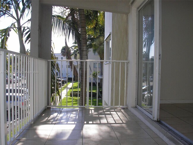 Foto del edificio - 7725 N Kendall Dr