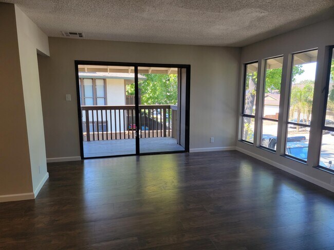 Foto del edificio - 1701 Mahogany Way