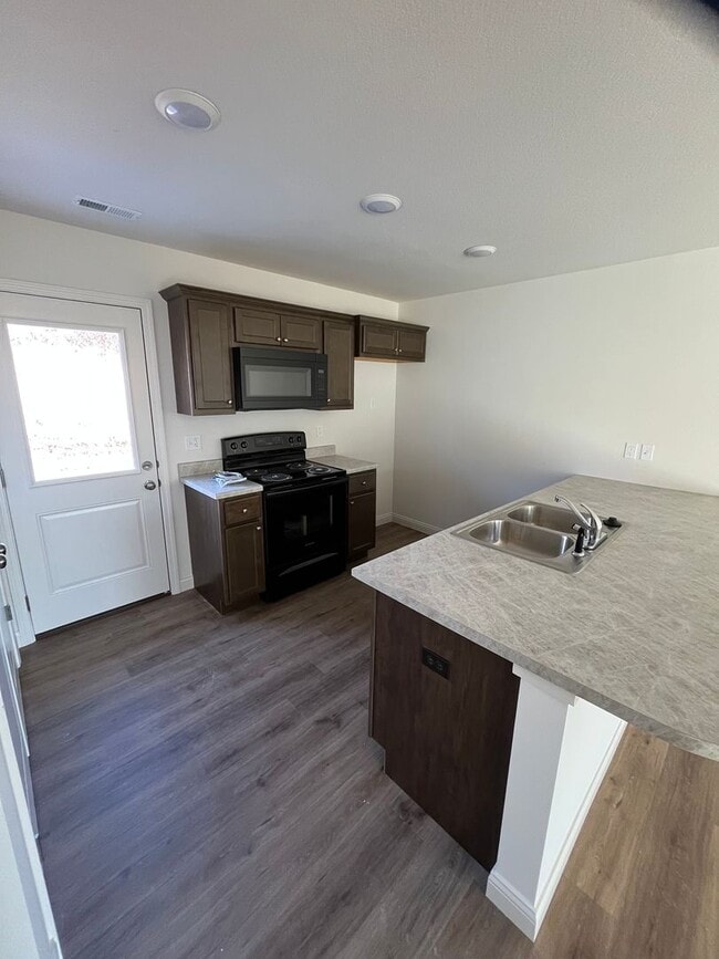 Building Photo - Newly Constructed Duplex