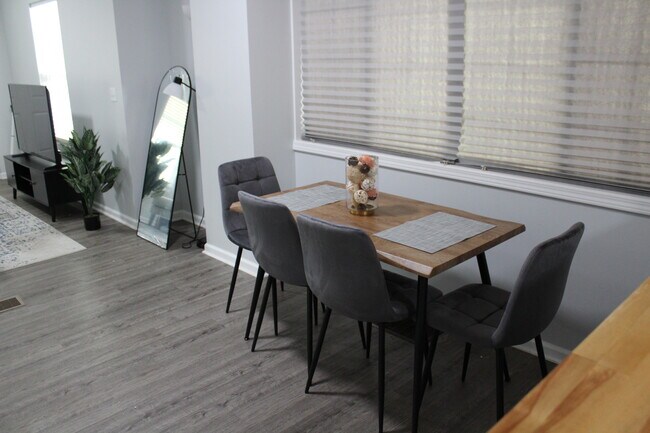 Foto del edificio - 3237 N Kenwood Ave