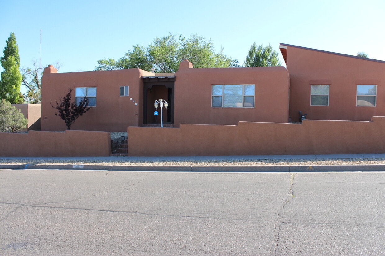 Primary Photo - Immaculate 3 Bdr, 2 bath with large Family...