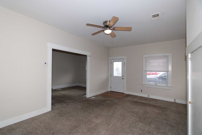 Foto del edificio - 2 Bedroom 1 Bathroom plus bonus room Single Family House