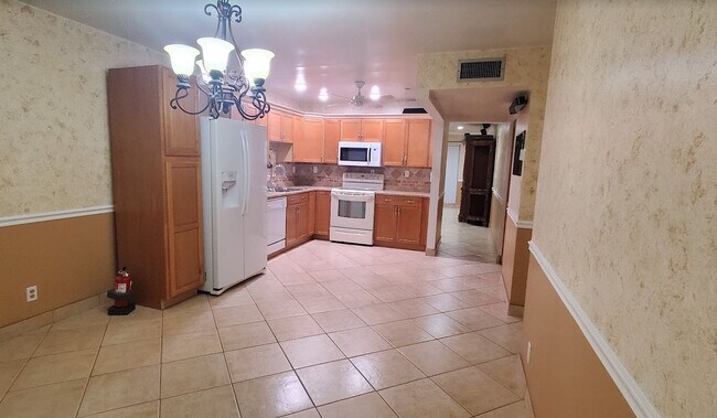 Por favor - 2076 E Bond Dr