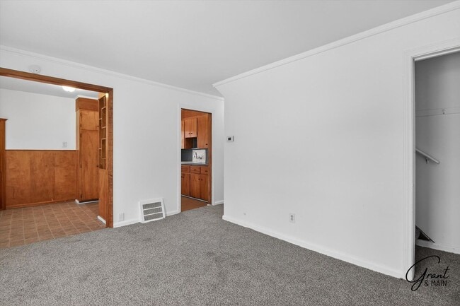 Building Photo - $1300 3 bedrooms