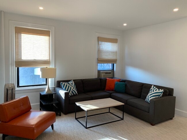 Foto del edificio - 1064 Beacon St