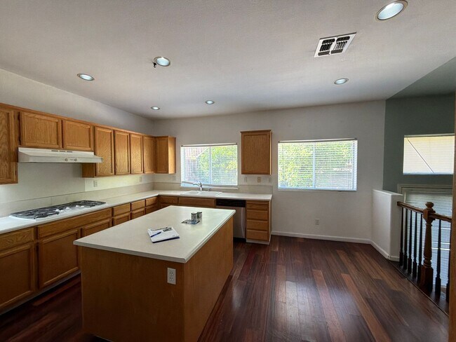 Building Photo - 709 Black Oak Way