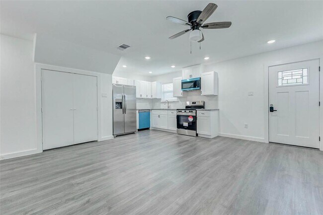 Foto del edificio - 8218 Bigwood St