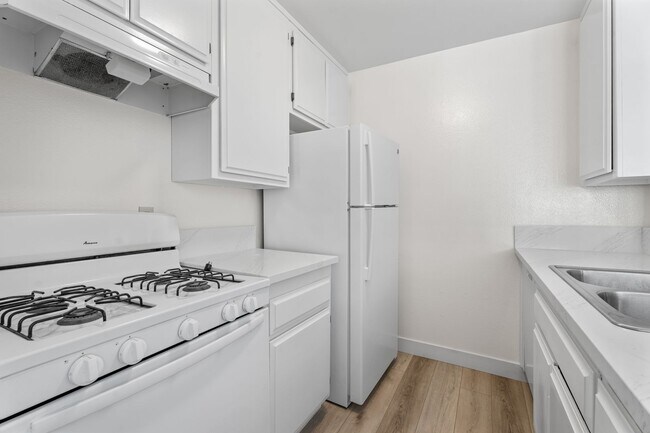 Foto del edificio - Top-Floor 1-Bedroom Condo with Vaulted Cei...