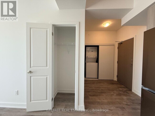 Photo du bâtiment - 1010 Sandy Beach Rd